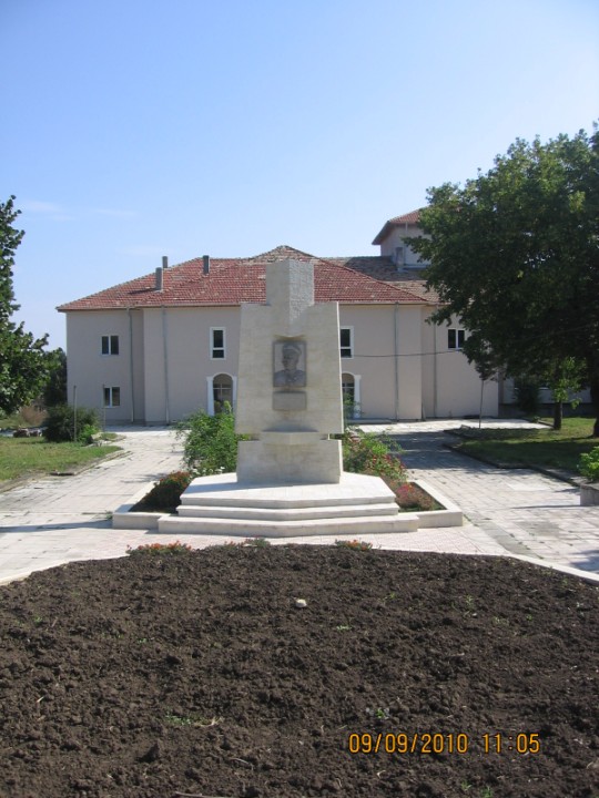 files/upload/military-monuments/Dobrichka1/Karapelit1.jpg